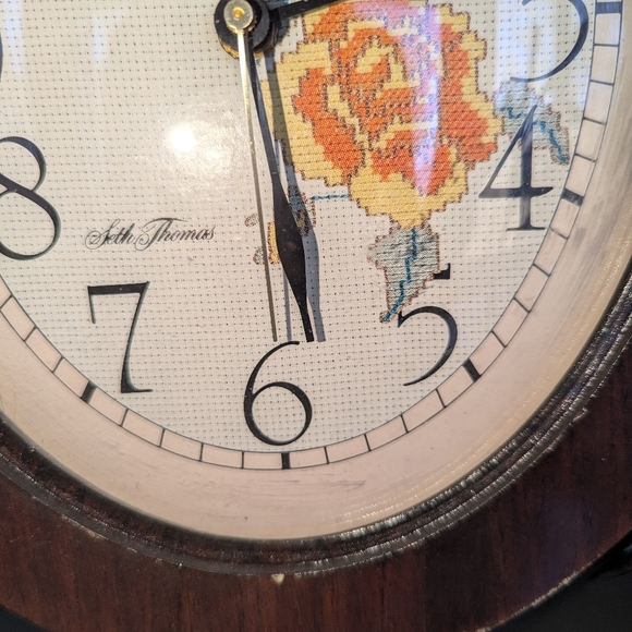 Seth Thomas Roses Clock - Vintage Oval Needlepoint Design Model 3590 - Picture 7 of 9